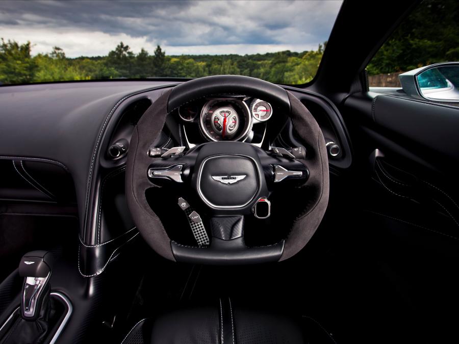 Торпедо Aston Martin DB10 2015 года  (фото 11 из 35)